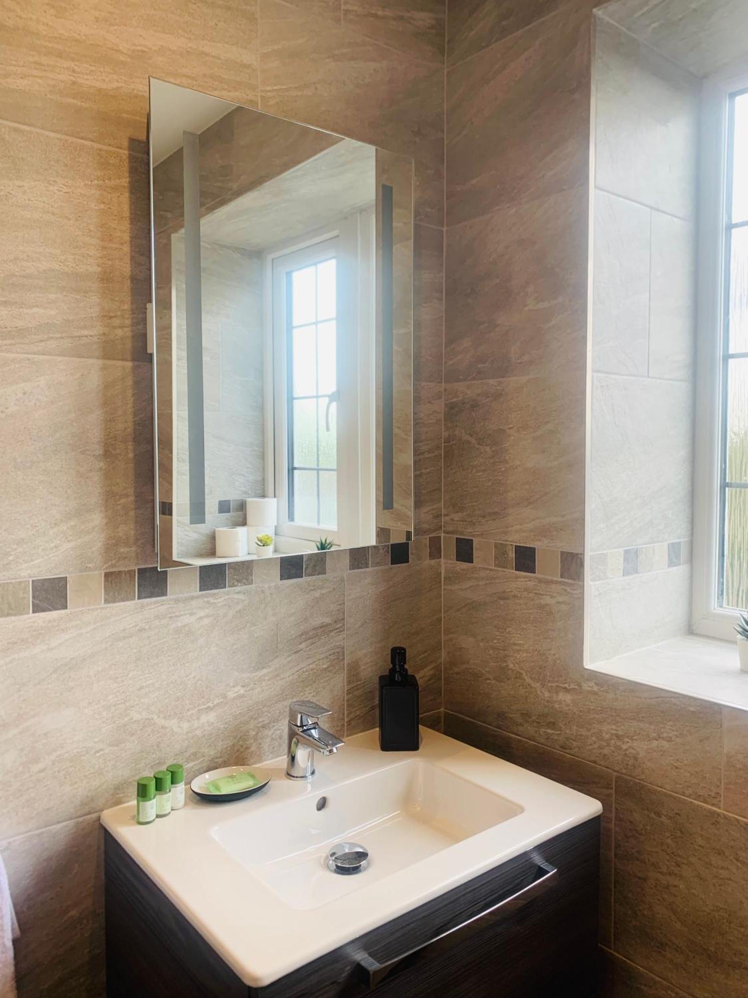 Newly Renovated, Modern 3 Bed Apartment Walmersley Exterior foto